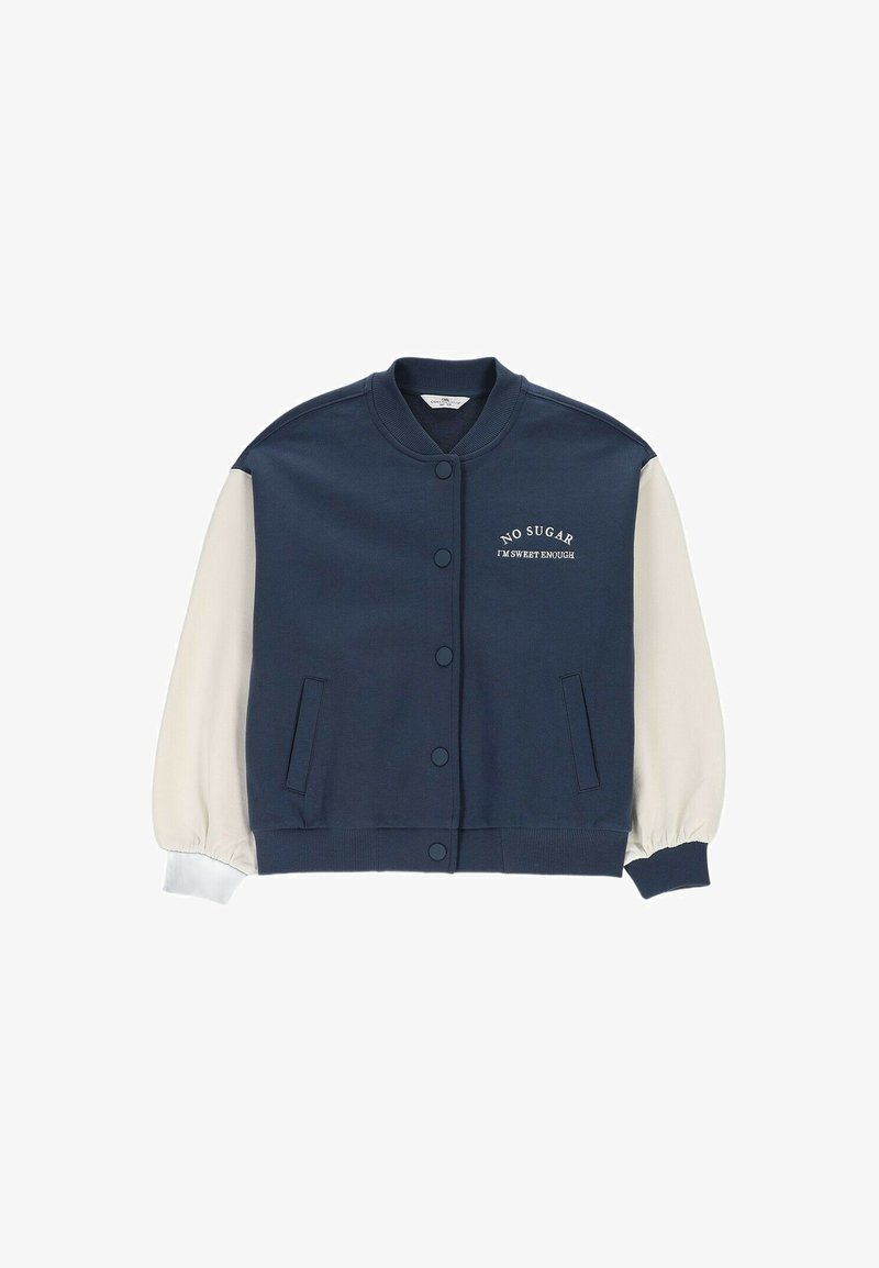 Granatowo-biała kurtka varsity z zapięciem na guziki i napisem „NO SUGAR I'M SWEET ENOUGH” na lewej piersi.
