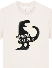 Crème katoenen t-shirt met een zwarte grafische afbeelding van een T-rex en de tekst "PAPA SAURUS" in een vet, gestructureerd lettertype eronder.