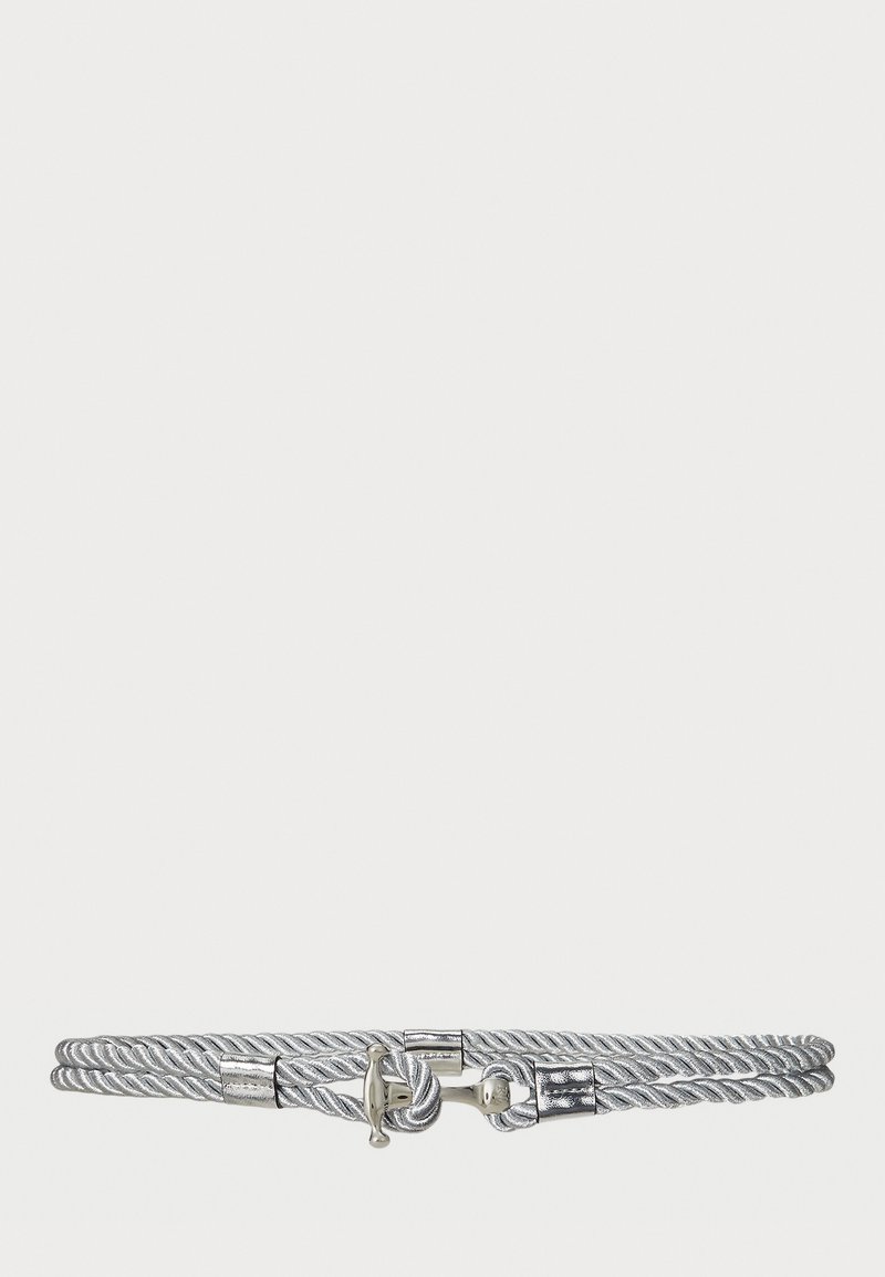 Silver flätad repbälte med metalliska accenter och ett spänne. Har en strukturerad, vriden design med släta, polerade hårdvarudetaljer.