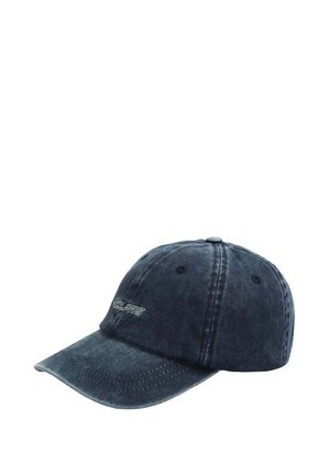 Gorra de béisbol de denim oscuro con visera curvada, detalles de costura y logotipo bordado en la parte frontal. Cuenta con ojales de ventilación.