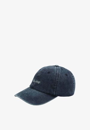 Mørk denim baseballcap med buet skygge, syede detaljer og broderet logo foran. Har ventilationshuller.