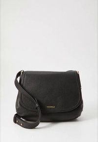 Czarna skórzana torba na ramię o fakturowanym wykończeniu, z klapkowym zamknięciem, regulowanym paskiem i złotymi elementami ozdobnymi. Logo umieszczone z przodu.