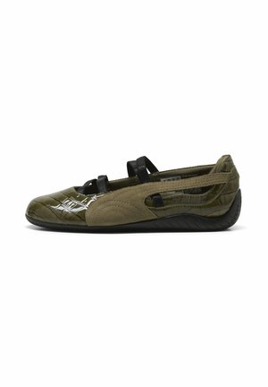 Zapato plano verde oliva con parte frontal brillante y texturizada, panel lateral de ante, tiras elásticas negras y suela de goma negra, mostrado de lado.