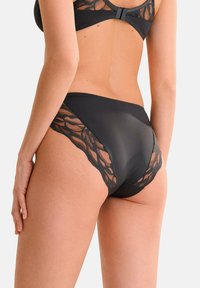 Zwarte kanten en mesh hoge taille panties met een gladde stoffen body en kantafwerking aan de zijkanten; elastische tailleband voor comfort.