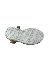 Sandal con una suola in gomma bianca texturizzata, ampia soletta e una fascia color tan sopra la caviglia. Presenta una fibbia regolabile per una vestibilità sicura.