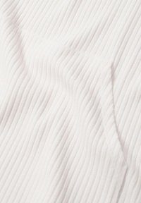 Wit ribbelstof met een subtiele, golvende textuur, zacht en lichtgewicht materiaal, met een gladde afwerking en nette randen.