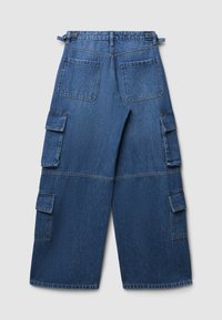 Pantalons cargo en denim bleu foncé, avec de grandes poches latérales, une coupe décontractée et des détails de couture visibles à la taille et sur les jambes.