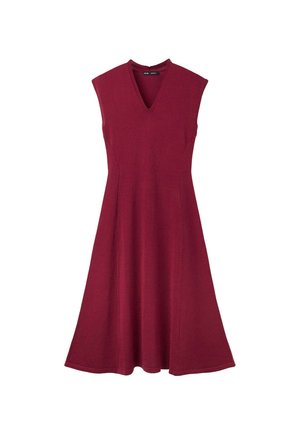 Vestido sin mangas burdeos con cuerpo ajustado, escote en V y falda acampanada que llega por debajo de la rodilla.