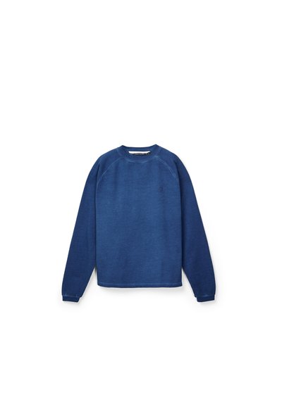 Sweat-shirt bleu à manches longues avec col rond, poignets côtelés et petit logo brodé sur le côté gauche de la poitrine, présenté sur un fond blanc.