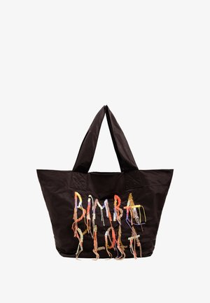 Czarna torba typu tote z wyszywanym wielokolorowym napisem, wyposażona w duże, solidne uchwyty oraz gładką, błyszczącą teksturę.