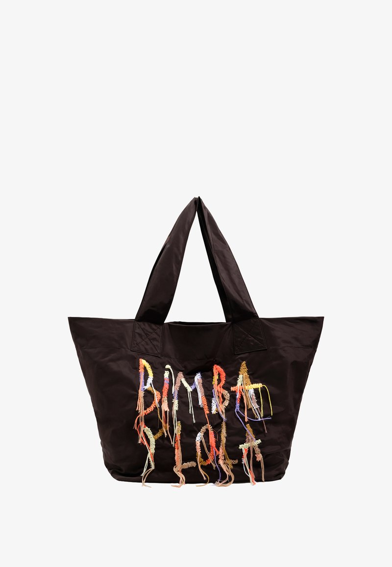 Czarna torba typu tote z wyszywanym wielokolorowym napisem, wyposażona w duże, solidne uchwyty oraz gładką, błyszczącą teksturę.