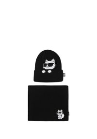 Bonnet en tricot noir et écharpe assortie avec des chats blancs brodés portant des lunettes de soleil sur chaque pièce. Matériau doux et extensible, design minimaliste.