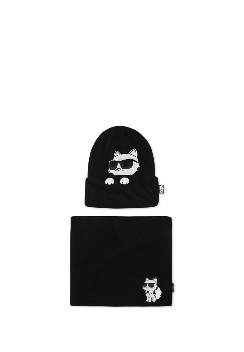 Bonnet en tricot noir et écharpe assortie avec des chats blancs brodés portant des lunettes de soleil sur chaque pièce. Matériau doux et extensible, design minimaliste.