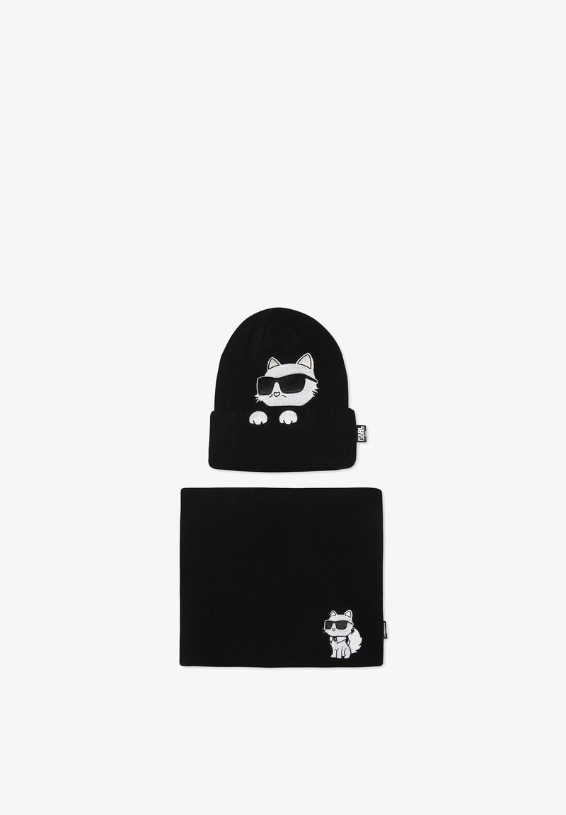Bonnet en tricot noir et écharpe assortie avec des chats blancs brodés portant des lunettes de soleil sur chaque pièce. Matériau doux et extensible, design minimaliste.