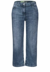 Vaqueros de mezclilla azul medio con rayas verticales, diseño de pierna recta, cinco bolsillos y acentos de costura clara.