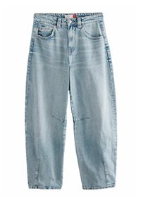 Jeans de mezclilla azul claro con un ajuste relajado, que cuentan con bolsillos delanteros y traseros, una parte frontal con botones y sutiles detalles de desconchado en la tela.