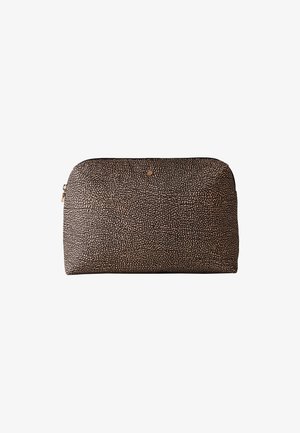 Neceser de maquillaje negro y beige con un patrón, fabricado en un material texturizado, con forma redondeada y cierre de cremallera en dorado.