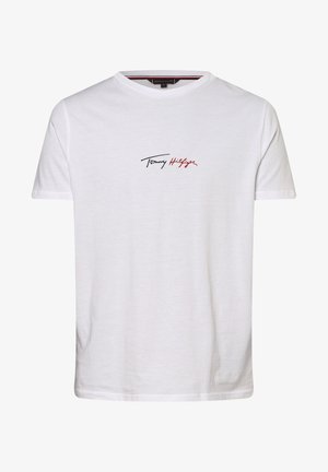 T-shirt bianca a maniche corte con piccolo logo "Tommy Hilfiger" in scritta nera e rossa al centro del petto.
