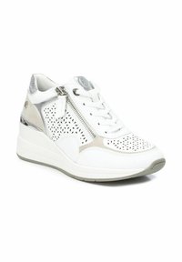 Sneaker bianco con design perforato, accenti argentati e cerniera laterale. Presenta una suola a zeppa per un'altezza maggiore e dettagli testurizzati.
