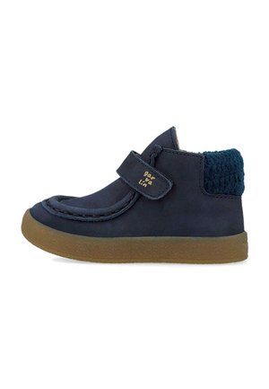 Botas de cuero azul marino con un cuello de punto texturizado azul, correa de velcro y suela de goma marrón. Presenta una punta redondeada y acentos de costura.