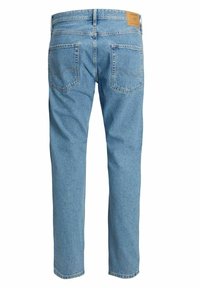 Lichtblauwe denim jeans met een recht model, voorzien van een tan leren patch bij de tailleband en twee achterzakken met naden.