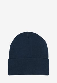 Granatowa prążkowana czapka z dzianiny z podwiniętym mankietem, wykonana z ciepłego materiału, charakteryzująca się prostym wzorem i pionową fakturą.