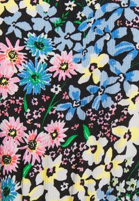 Tissu floral avec des fleurs bleues, roses et jaunes sur un fond noir ; le motif texturé ajoute de la profondeur et de l'intérêt visuel.