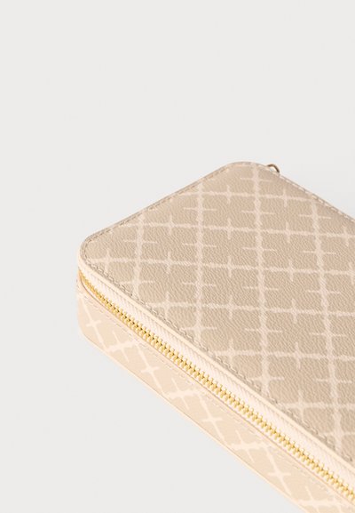 Μπεζ πορτοφόλι με φερμουάρ από υλικό με υφή, με διακριτικό σχέδιο διασταυρούμενων γραμμών και χρυσή λεπτομέρεια φερμουάρ.