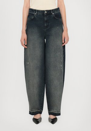 Vide ben, falmet sorte denim jeans med høy midje, frontlommer og subtil slitasje. Kantene har frynser.