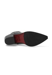 Suela de goma negra con superficie texturizada, acentos rojos y forma cónica. Cuenta con una plantilla acolchada y detalles laterales.