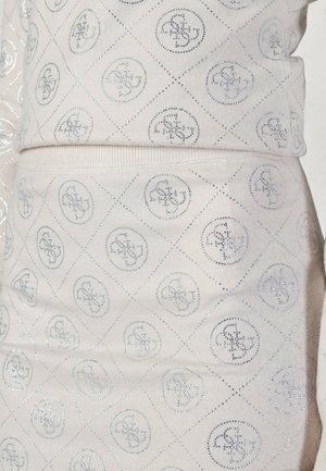 Pullover aus cremefarbenem Stoff mit Rautenmuster, blauen runden Logos und silbernen Akzenten. Gerippter Saum am Bund.