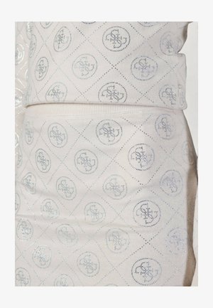 Pullover aus cremefarbenem Stoff mit Rautenmuster, blauen runden Logos und silbernen Akzenten. Gerippter Saum am Bund.