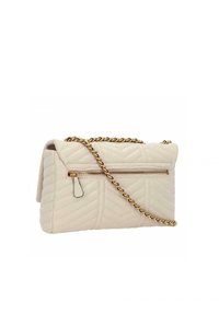 Krémová prošívaná kožená handbag s zlatým řetízkovým popruhem a vnější kapsou na zip na zadní straně, vystavená na bílém pozadí.