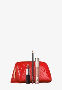 Rode cosmetica tas met een gekwilt textuur, gevuld met een lippenstift, lippenpotlood en lipgloss, allemaal in tinten van rood en bruin.