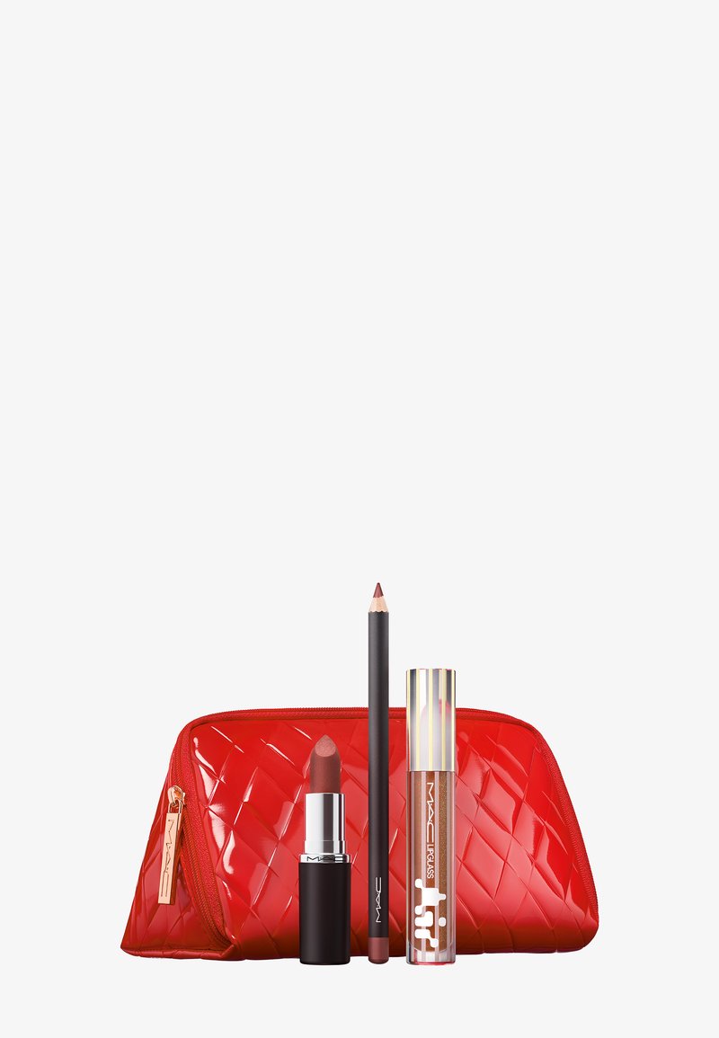 Rød kosmetikkveske med kviltet tekstur, som inneholder en leppestift, leppeblyant og leppeglans, alle i nyanser av rød og brun.