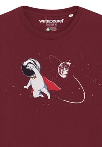 Bordeaux T-shirt met een cartoonfiguur in een ruimtepak met een rode cape, die springt met een gebalde vuist, omringd door sterren en een planeet.