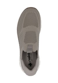 Baskets slip-on grises avec une tige en maille texturée, une languette de tirage et une épaisse semelle en caoutchouc blanc, avec le logo "rieker ANTISTRESS" à l'intérieur.