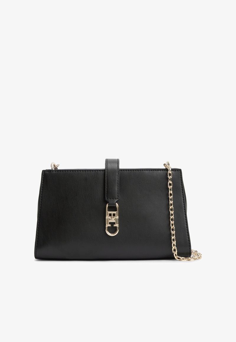 Μαύρη δερμάτινη τσάντα ώμου με χρυσή αλυσίδα και χρυσό κούμπωμα στο μπροστινό μέρος, ορθογώνιο σχήμα με κλείσιμο με καπάκι.