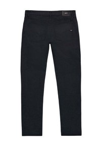 Pantaloni in denim neri con design a gamba dritta, dotati di due tasche posteriori e dettagli di cucitura minimi. Texture liscia in tutto il pantalone.