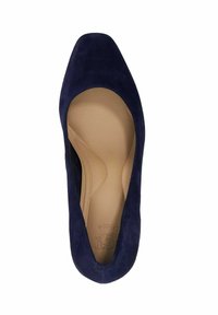 Escarpin en nubuck bleu marine avec un bout carré, intérieur lisse et semelle intérieure légèrement rembourrée, présentant un design épuré et élégant.