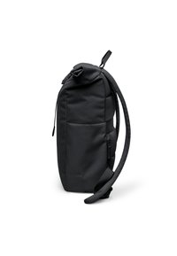 Musta minimalistinen reppu, jossa on pehmustetut olkahihnat, yläkahva ja sivulla vetoketjullinen tasku, esitetty sivuprofiilista valkoisella taustalla.