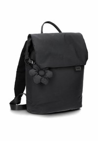 Sac à dos noir avec un rabat, en tissu, accent fleuri sur le côté, bretelles réglables et une poignée supérieure.