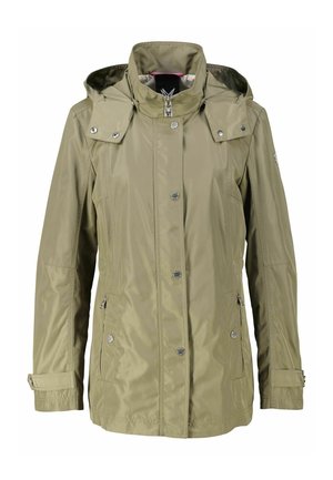 Olivgrüne wasserdichte Jacke mit Kapuze, Reißverschluss und Druckknopfverschluss, Seitentaschen und verstellbaren Bündchen. Glatte, glänzende Textur.