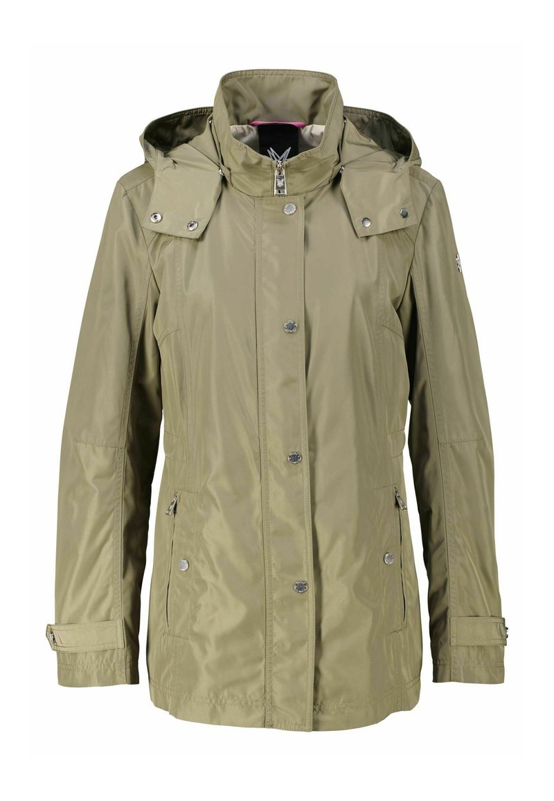 Olivgrüne wasserdichte Jacke mit Kapuze, Reißverschluss und Druckknopfverschluss, Seitentaschen und verstellbaren Bündchen. Glatte, glänzende Textur.