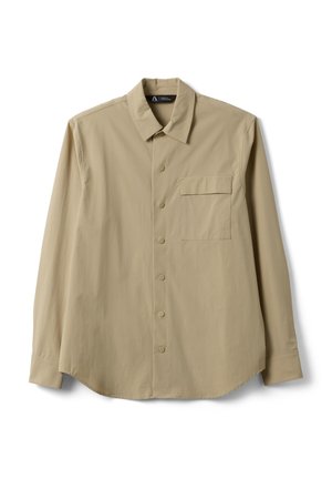 Camisa beige de manga larga con botones, un bolsillo en el pecho y cuello clásico, presentada extendida sobre un fondo blanco.