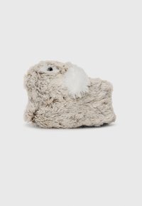 Plush kaninformet hjemmesko i lys grå med en blød, fluffy tekstur. Har mørke øjne og hvide øreaccenter. Rund, kompakt design.