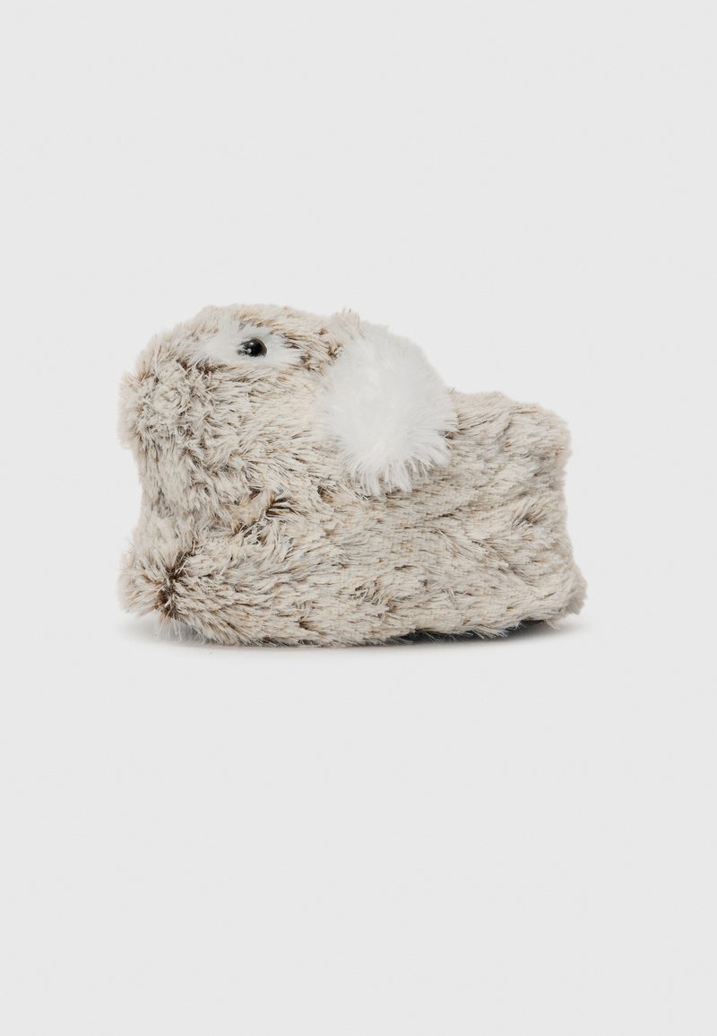 Plush kaninformet hjemmesko i lys grå med en blød, fluffy tekstur. Har mørke øjne og hvide øreaccenter. Rund, kompakt design.