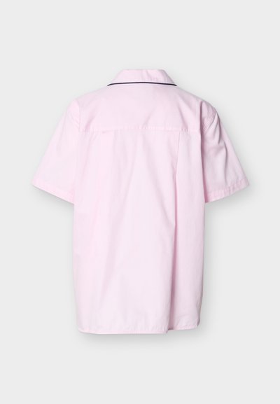 Ροζ ανοιχτό ροζ πουκάμισο με κοντά μανίκια και γιακά με σκούρες λεπτομέρειες, εμφανιζόμενο από πίσω σε ουδέτερο φόντο.