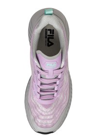 Scarpa sportiva di colore viola chiaro con una parte superiore in rete traspirante, accentuata da una suola grigia e un inserto posteriore turchese, caratterizzata da motivi testurizzati e lacci.