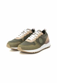 Las zapatillas deportivas en verde y beige presentan una parte superior de malla, un collar acolchado, cordones blancos y una suela texturizada con un acento de logo en el lado.